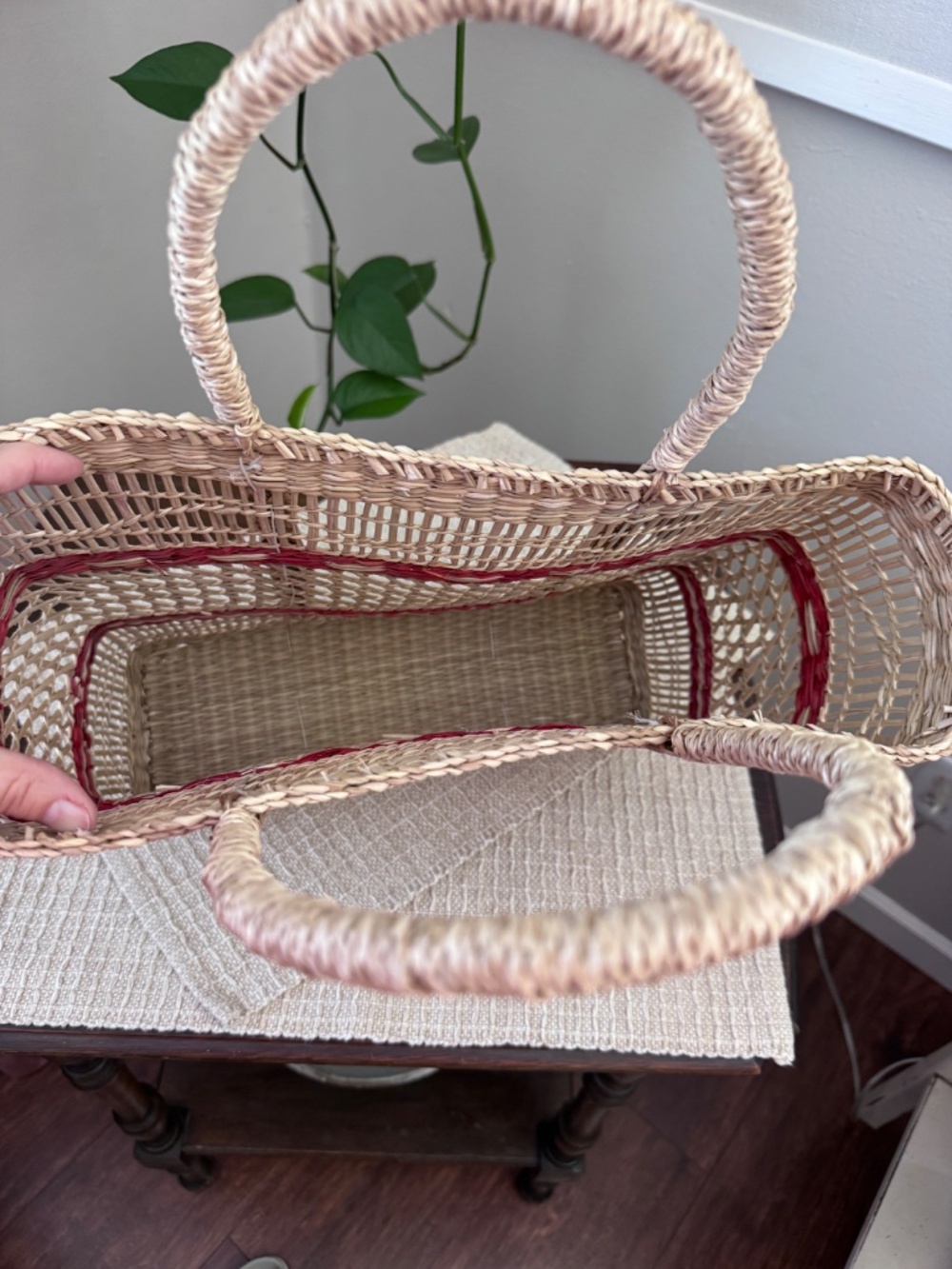 Open Weave tote bag with red accents - Picture 3 of 6